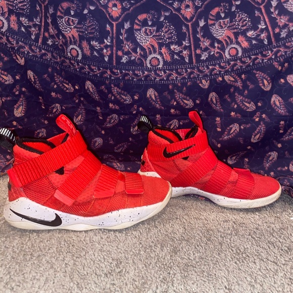 Size 7 - Nike LeBron Soldier 11 University Red 2017 - Picture 6 of 8